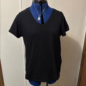 Old Navy: Black V-Neck tee NWOT